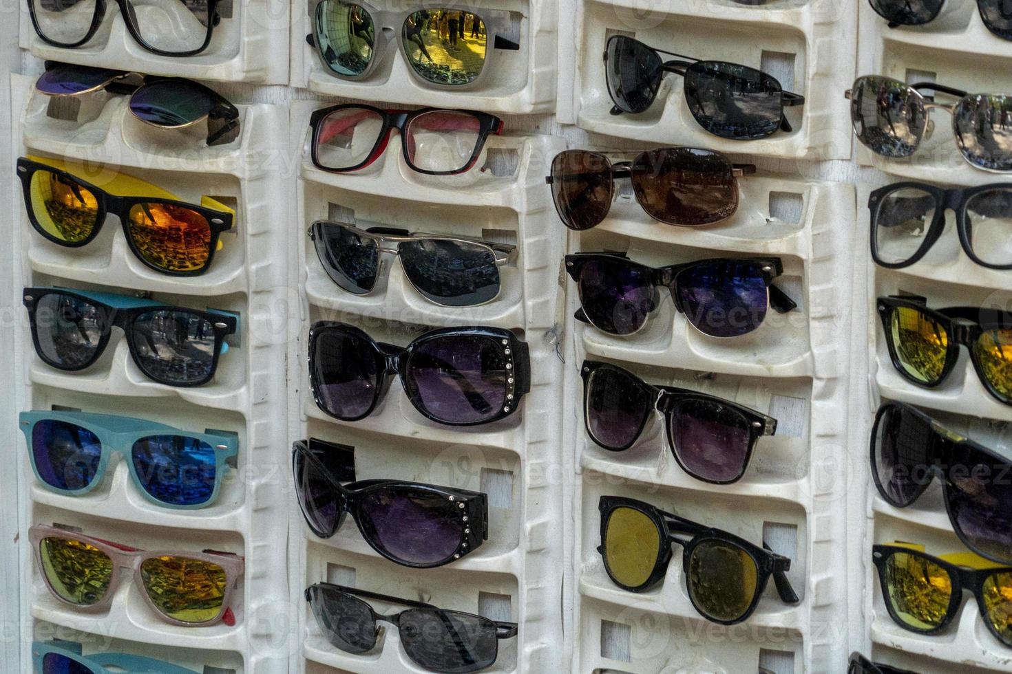 muchas gafas de sol a la venta en el mercado foto