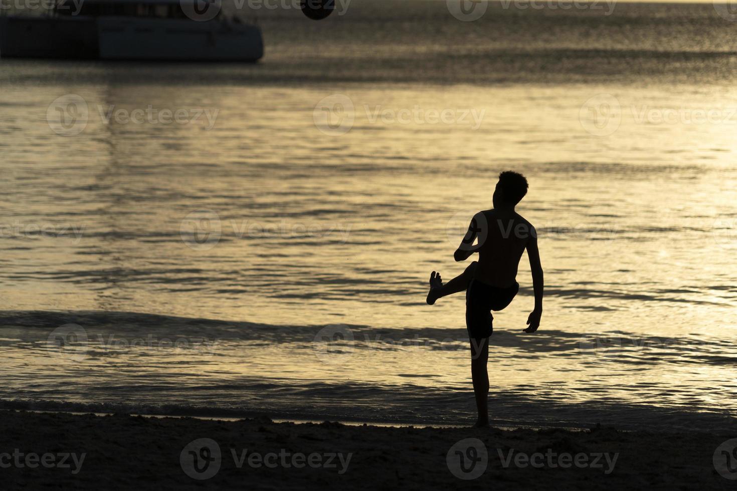 mahe, seychelles - 13 de agosto de 2019 - jóvenes criollos divirtiéndose en la playa foto