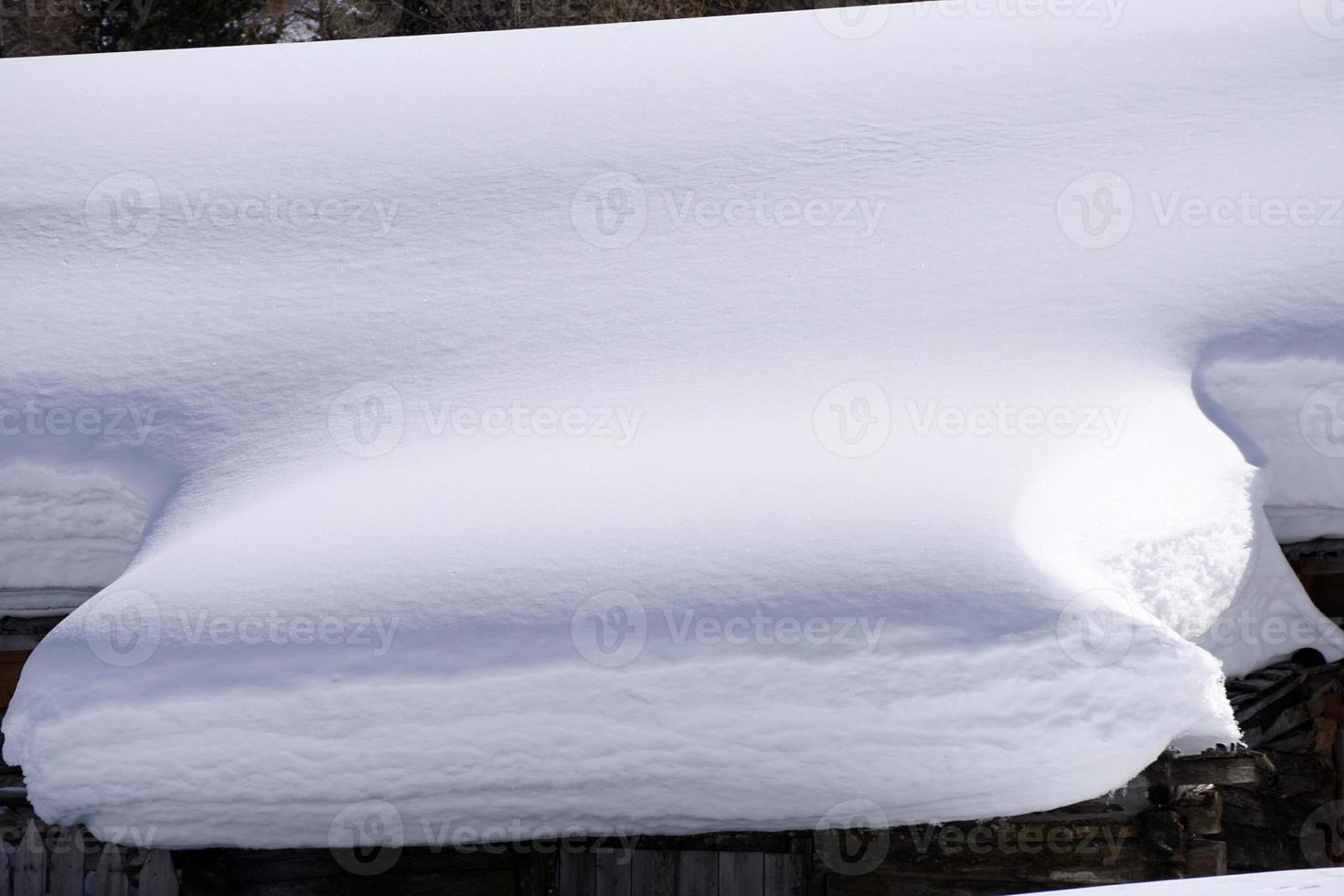 cabaña de madera en el fondo de la nieve del invierno foto