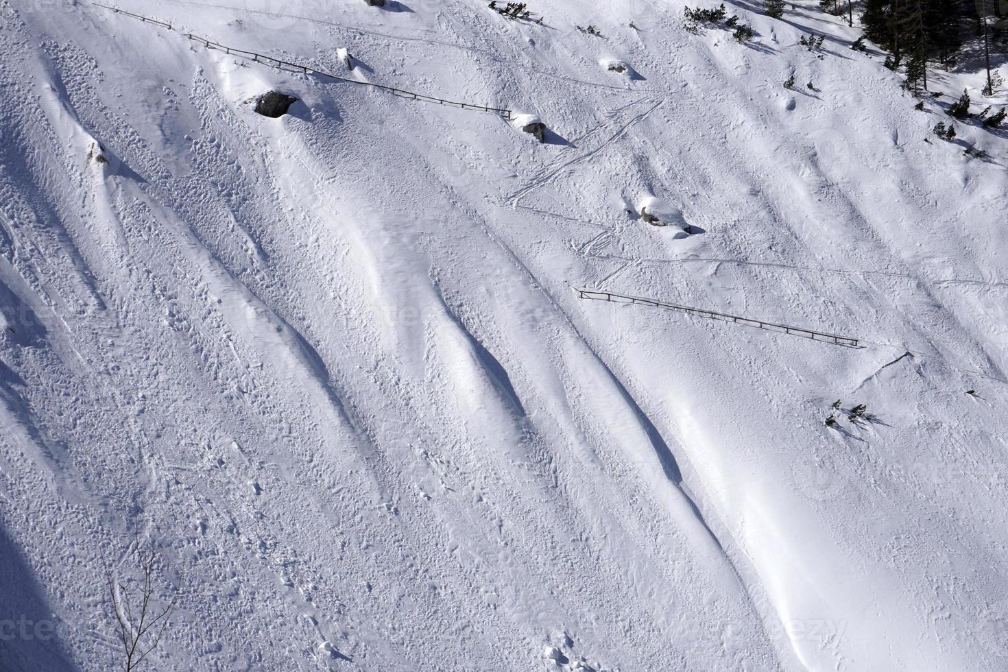 tobogán de nieve de avalancha en las montañas dolomitas foto