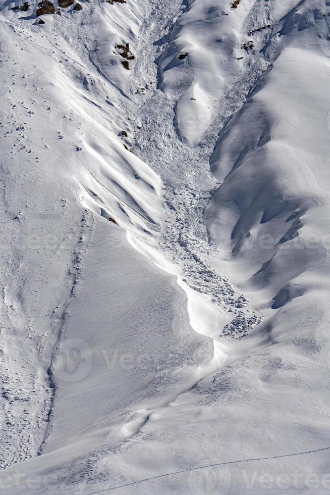 tobogán de nieve de avalancha en las montañas dolomitas foto