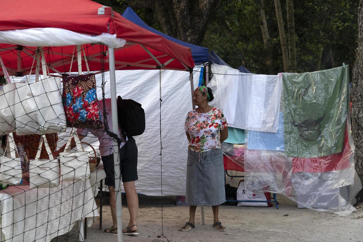 mahe, seychelles - 13 de agosto de 2019 - jóvenes criollos en el mercado local foto