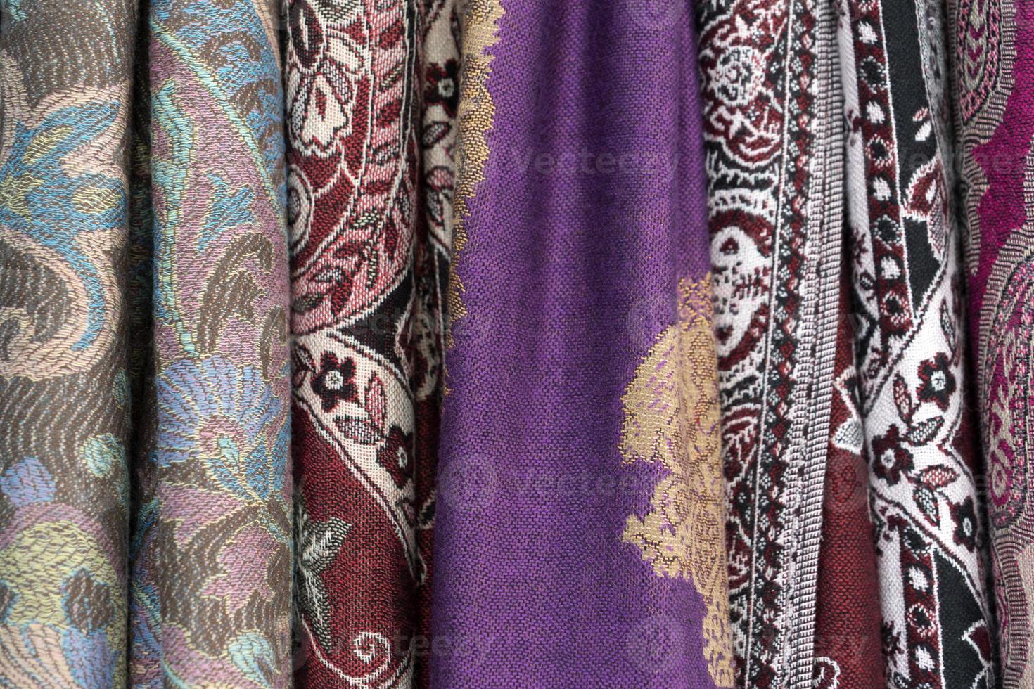 tela de ropa árabe en una tienda foto