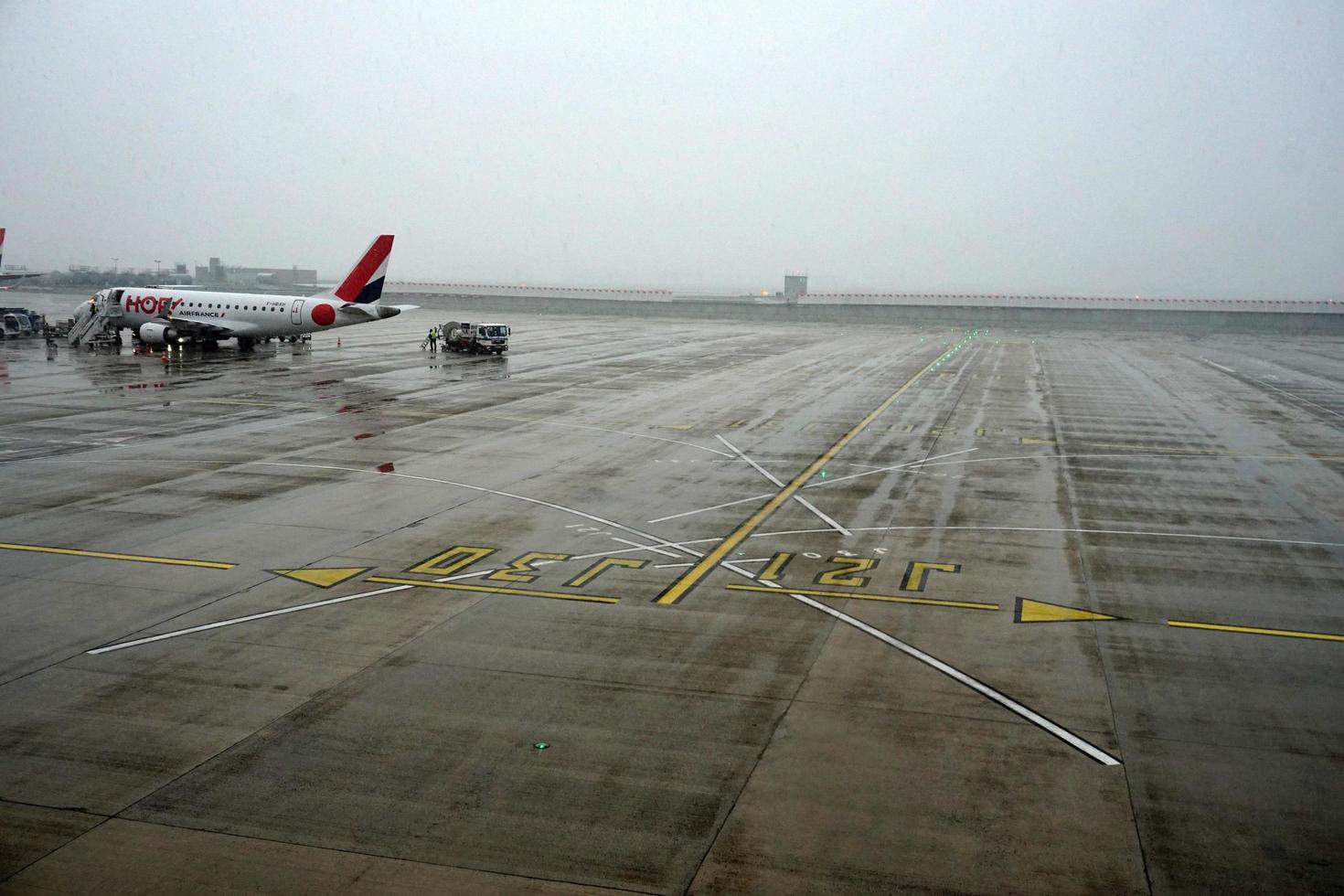 París, Francia - 19 de marzo de 2018 - aeropuerto de París cubierto de nieve foto