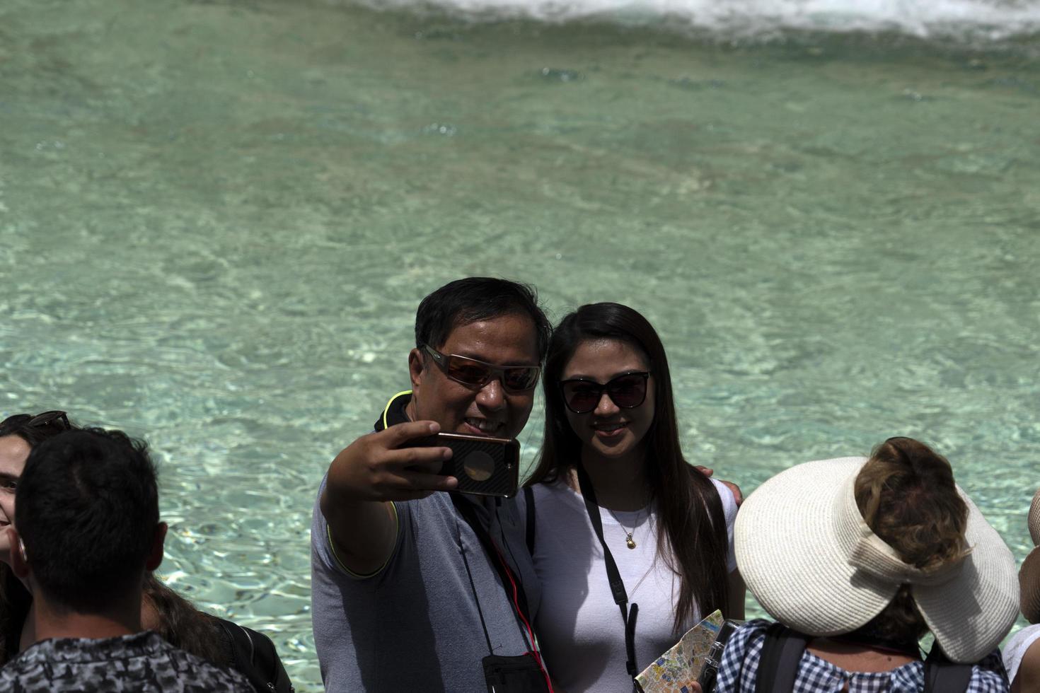 roma, italia - 15 de junio de 2019 - turista tomando selfie en la fontana di trevi foto