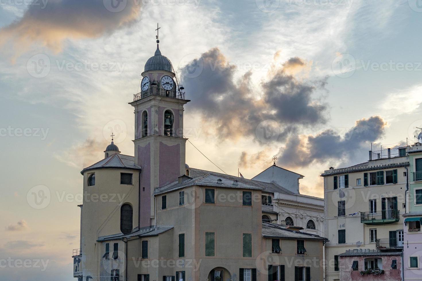 camogli, liguria, italia pintoresco pueblo de pescadores al atardecer foto