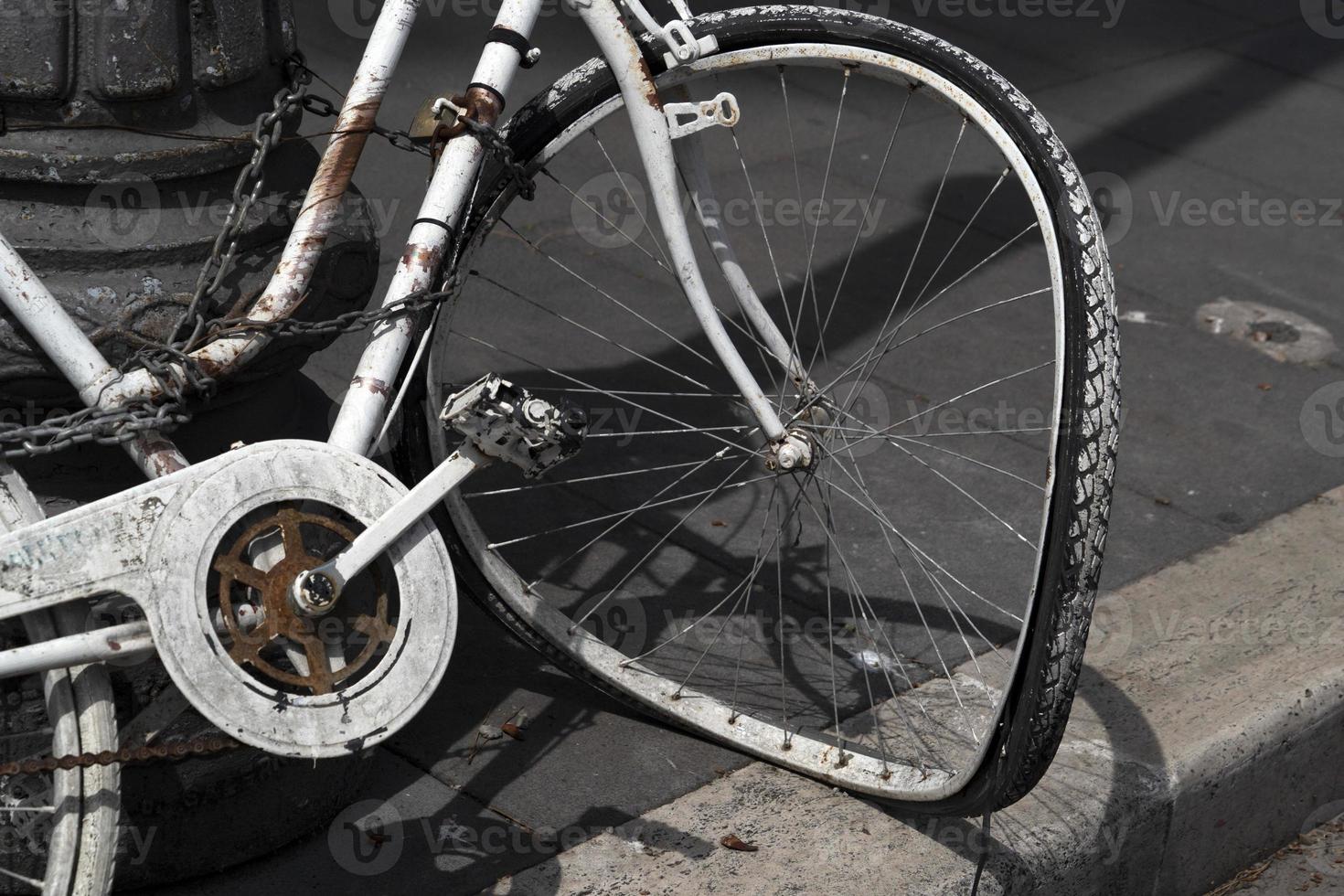 rueda rota bicicleta abandonada foto