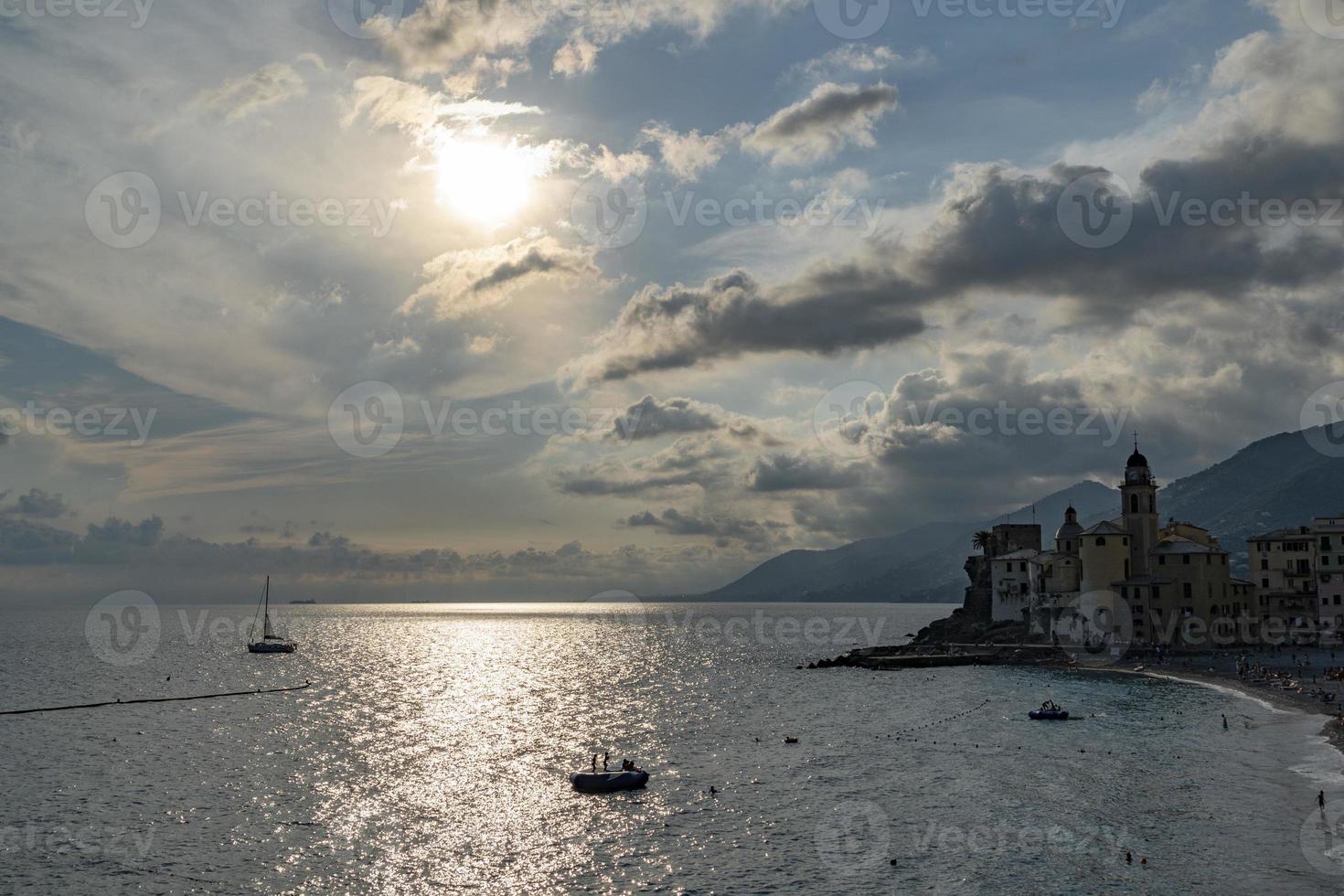 camogli, liguria, italia pintoresco pueblo de pescadores al atardecer foto