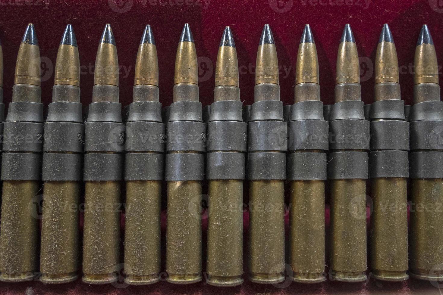 muchas balas de armas de guerra se cierran en rojo foto