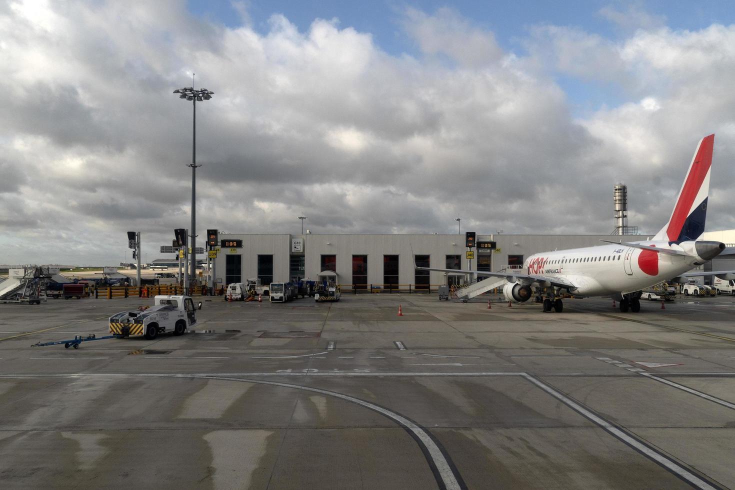 París, Francia - 7 de noviembre de 2019 - Aeropuerto de París CDG aterrizando y cargando carga y pasajeros foto