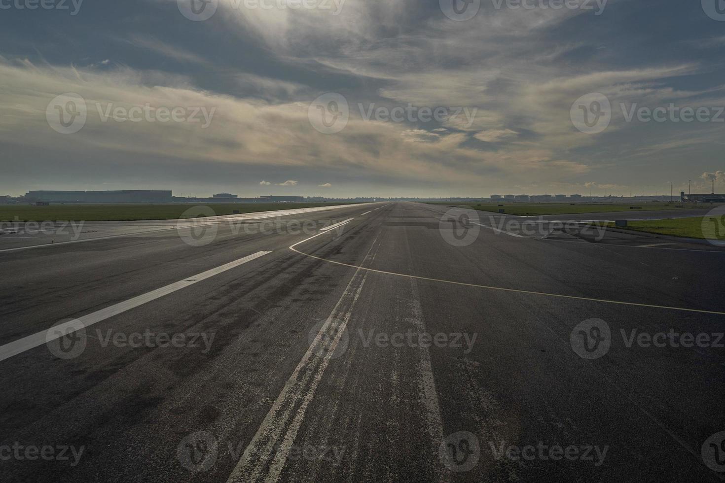 carril de despegue del aeropuerto de schiphol amsterdam foto