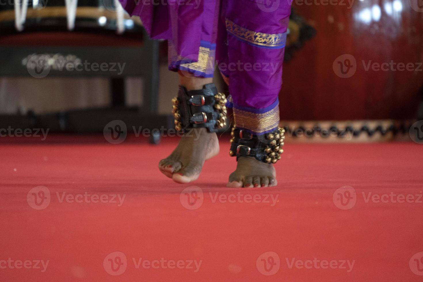 detalle de pie de danza tradicional india foto