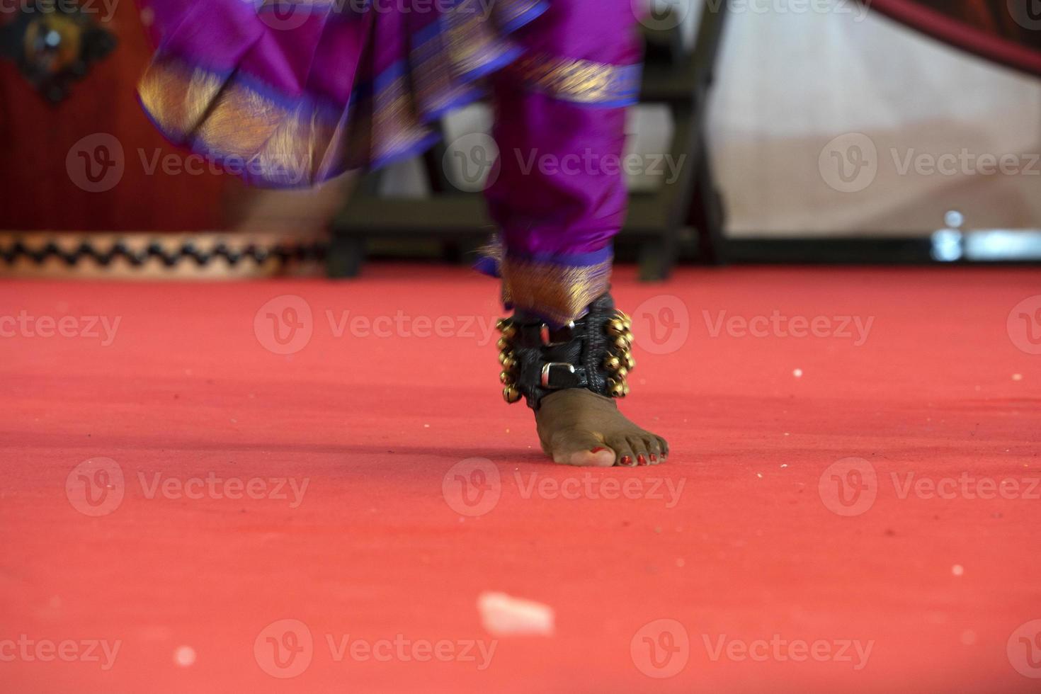 detalle de pie de danza tradicional india foto