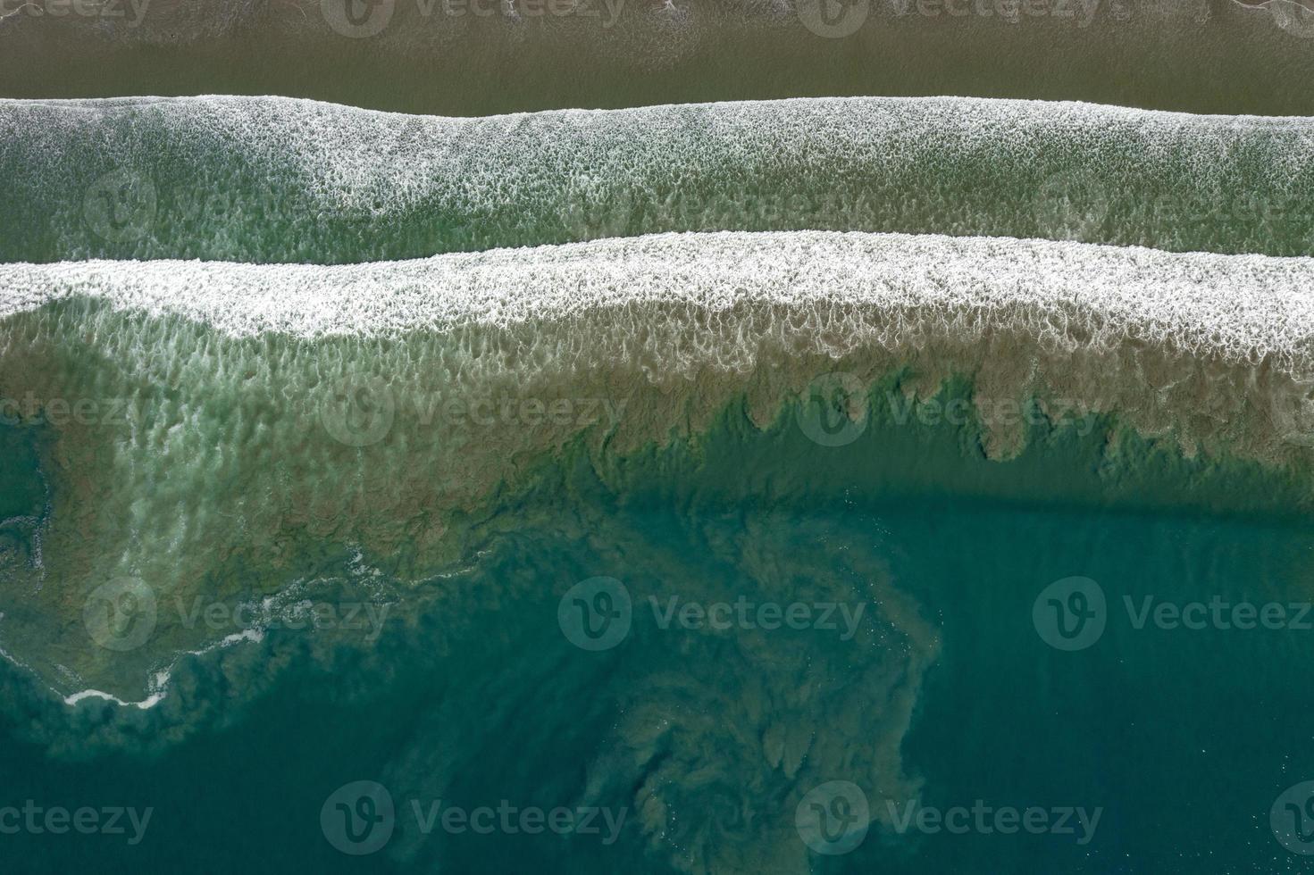 olas del océano pacífico en scorpion bay san juanico baja california sur méxico panorama aéreo foto