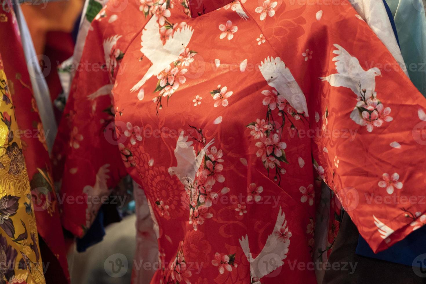 muchos vestidos de kimono japonés en el mercado foto