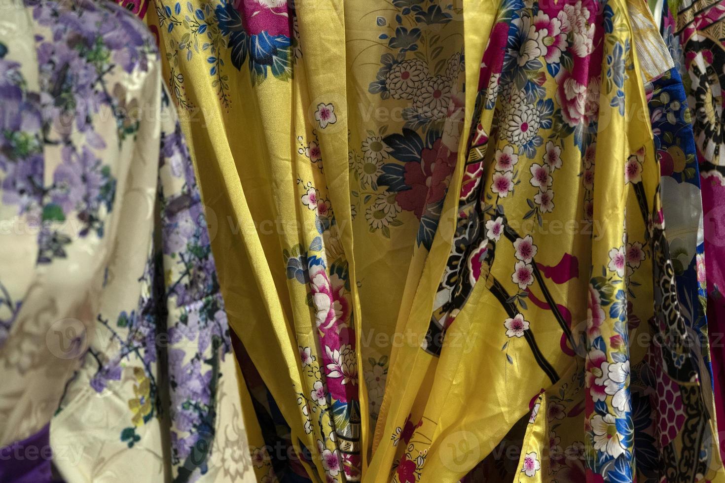 muchos vestidos de kimono japonés en el mercado foto