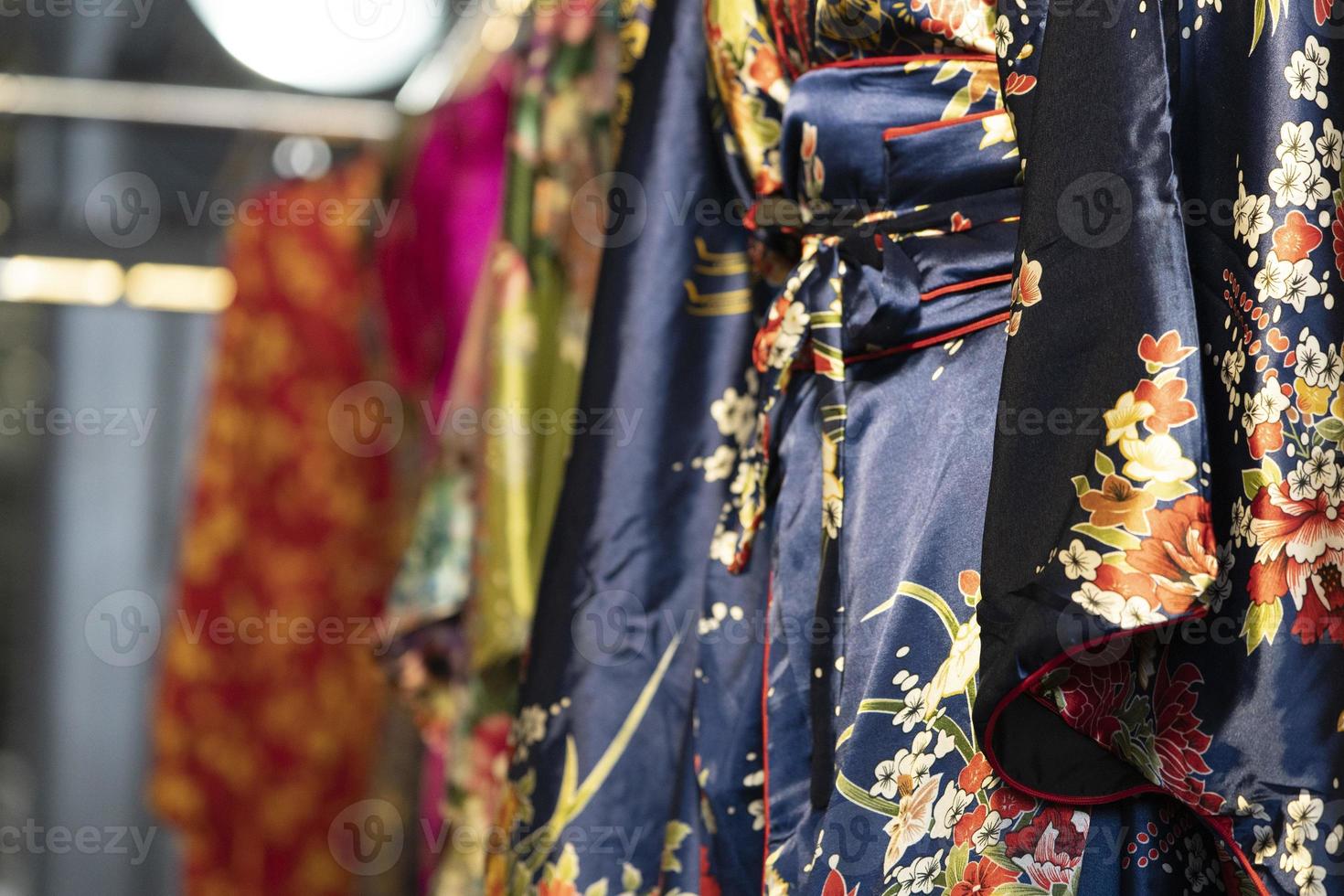 muchos vestidos de kimono japonés en el mercado foto