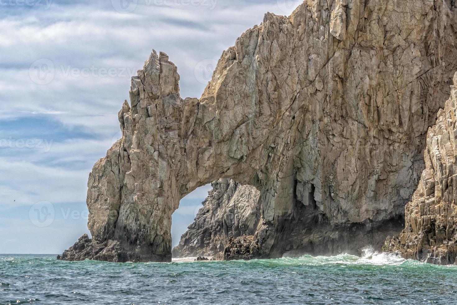 olas en rocas de arco en cabo san lucas méxico foto