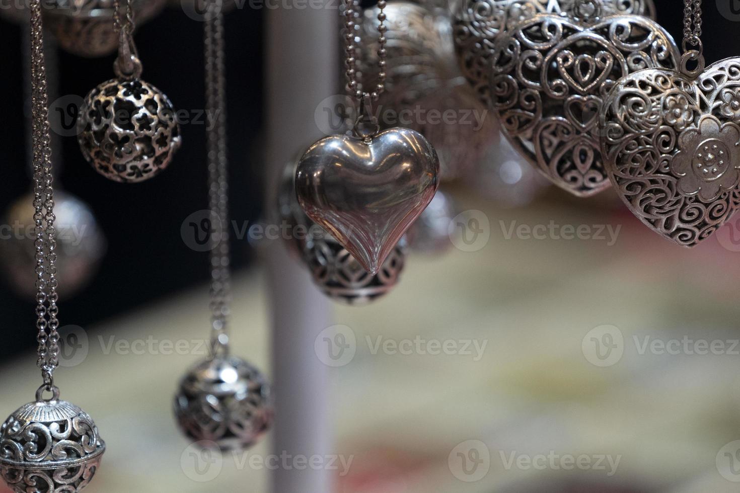 corazones de plata de san valentin foto