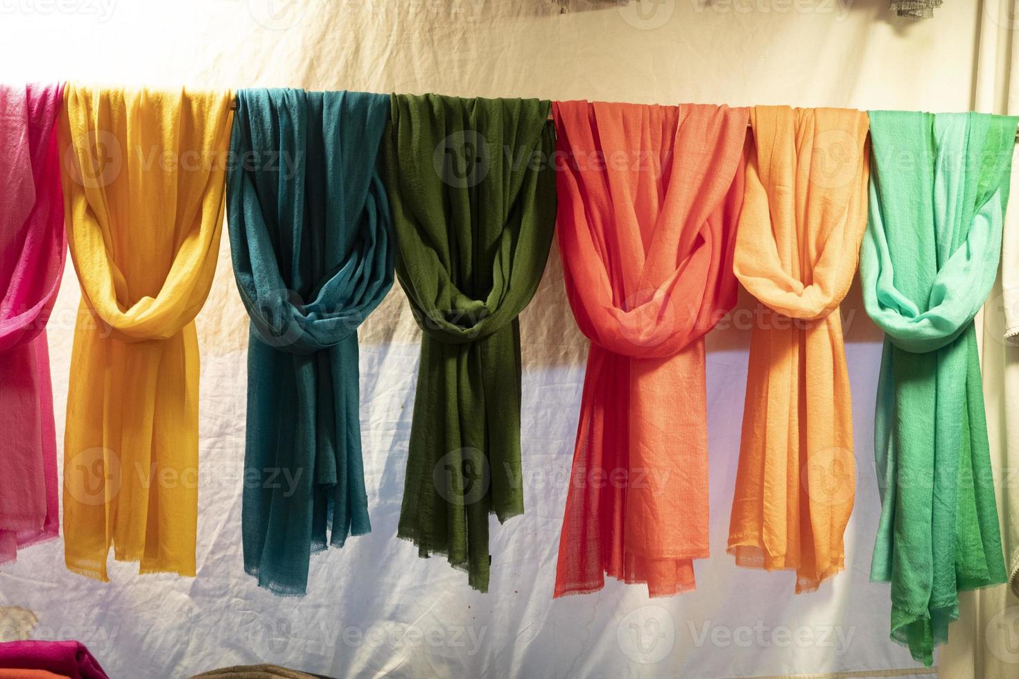 venta de pashmina de seda en expositor foto