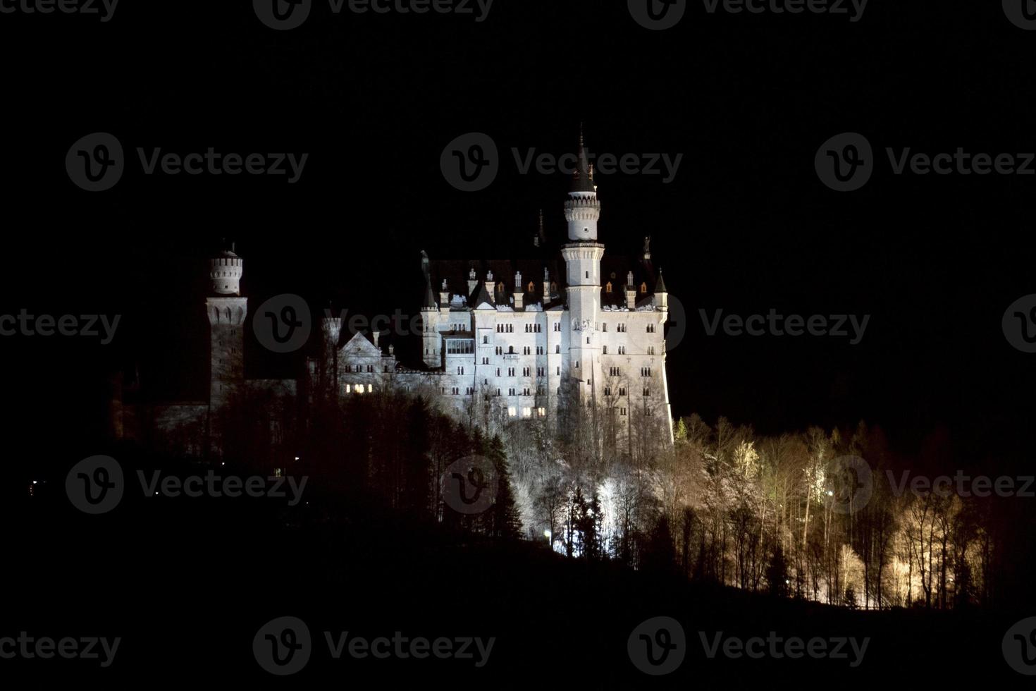 castillo de neuschwanstein por la noche en invierno foto