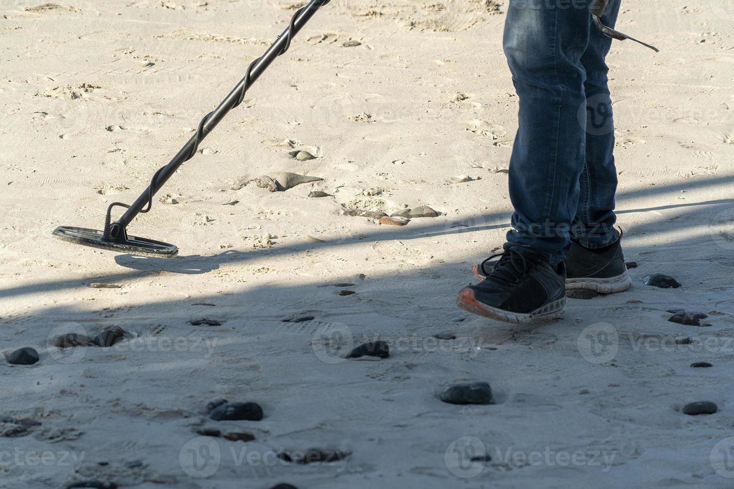 detector de metales buscador de oro en la playa foto