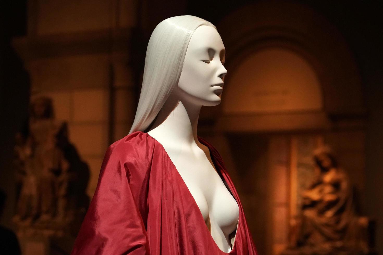 Nueva York, Estados Unidos - 27 de mayo de 2018 - la moda de los cuerpos celestiales y la imaginación católica en el museo Met foto