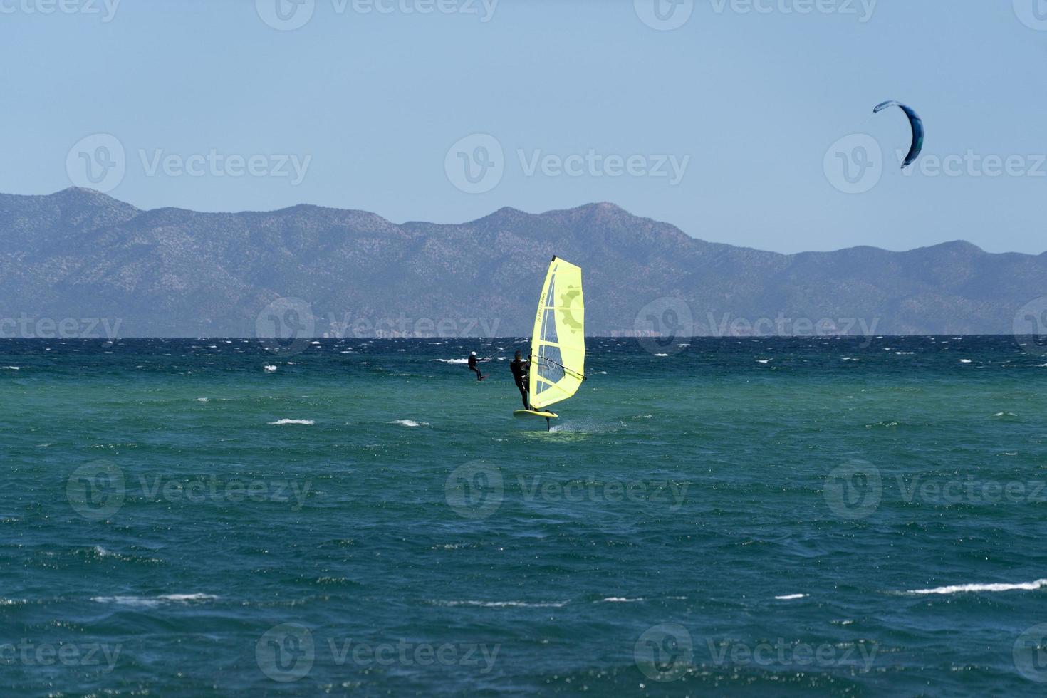 la ventana, mexico - 16 de febrero de 2020 - kitesurf en el wi foto