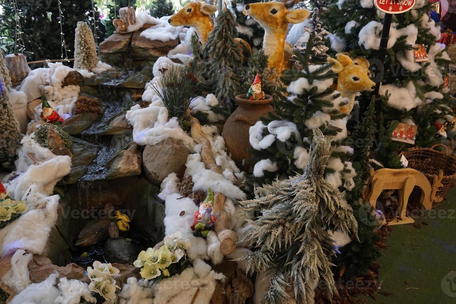 decoraciones del árbol de navidad en el mercado callejero foto