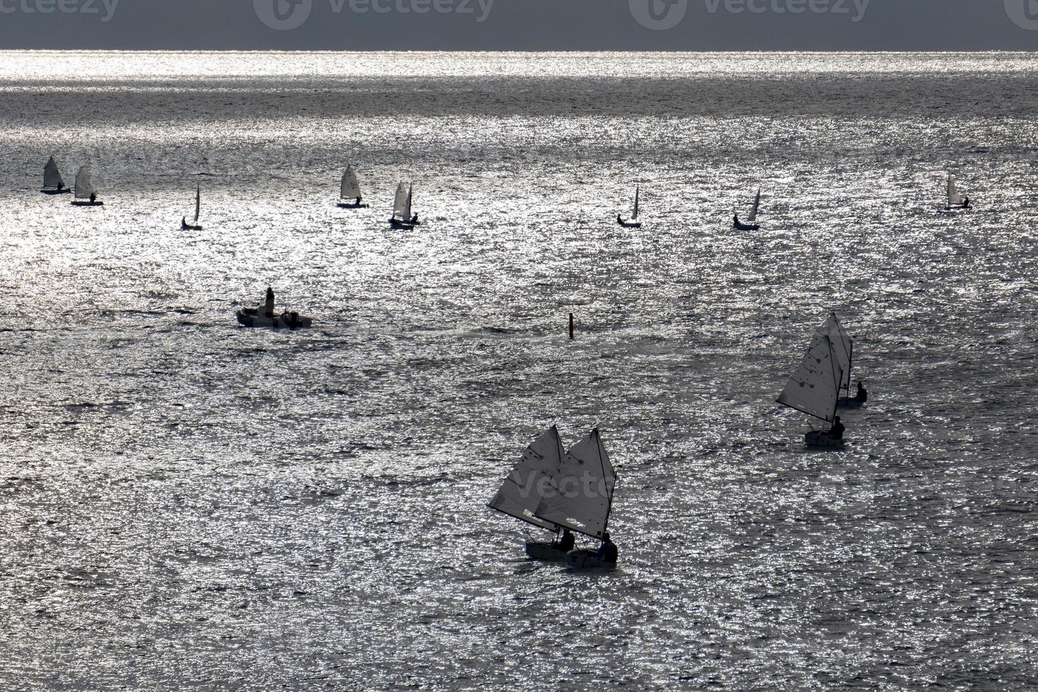 regata de barcos de niños pequeños optimistas foto