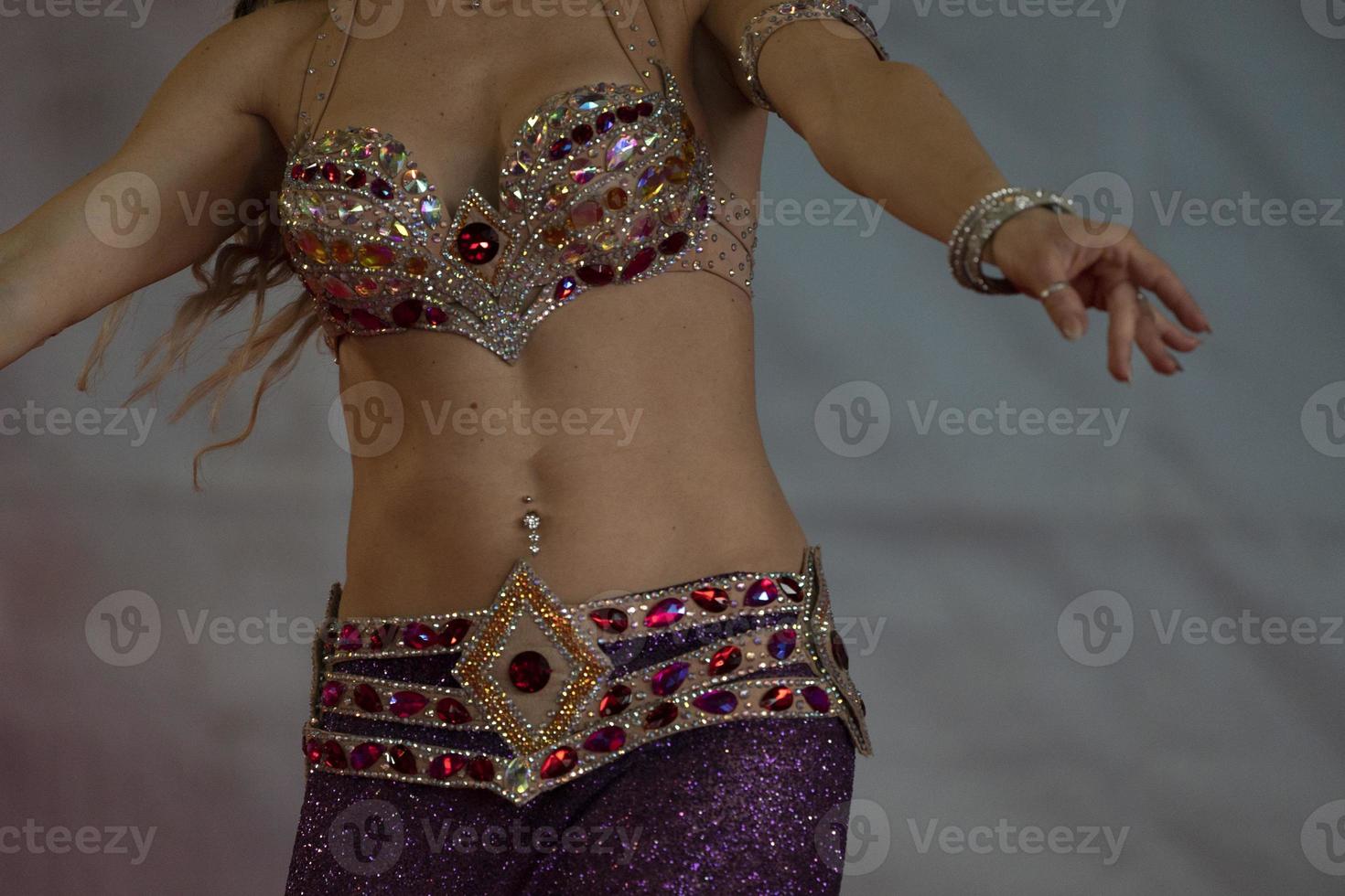 movimiento hermoso de la bailarina oriental del vientre foto