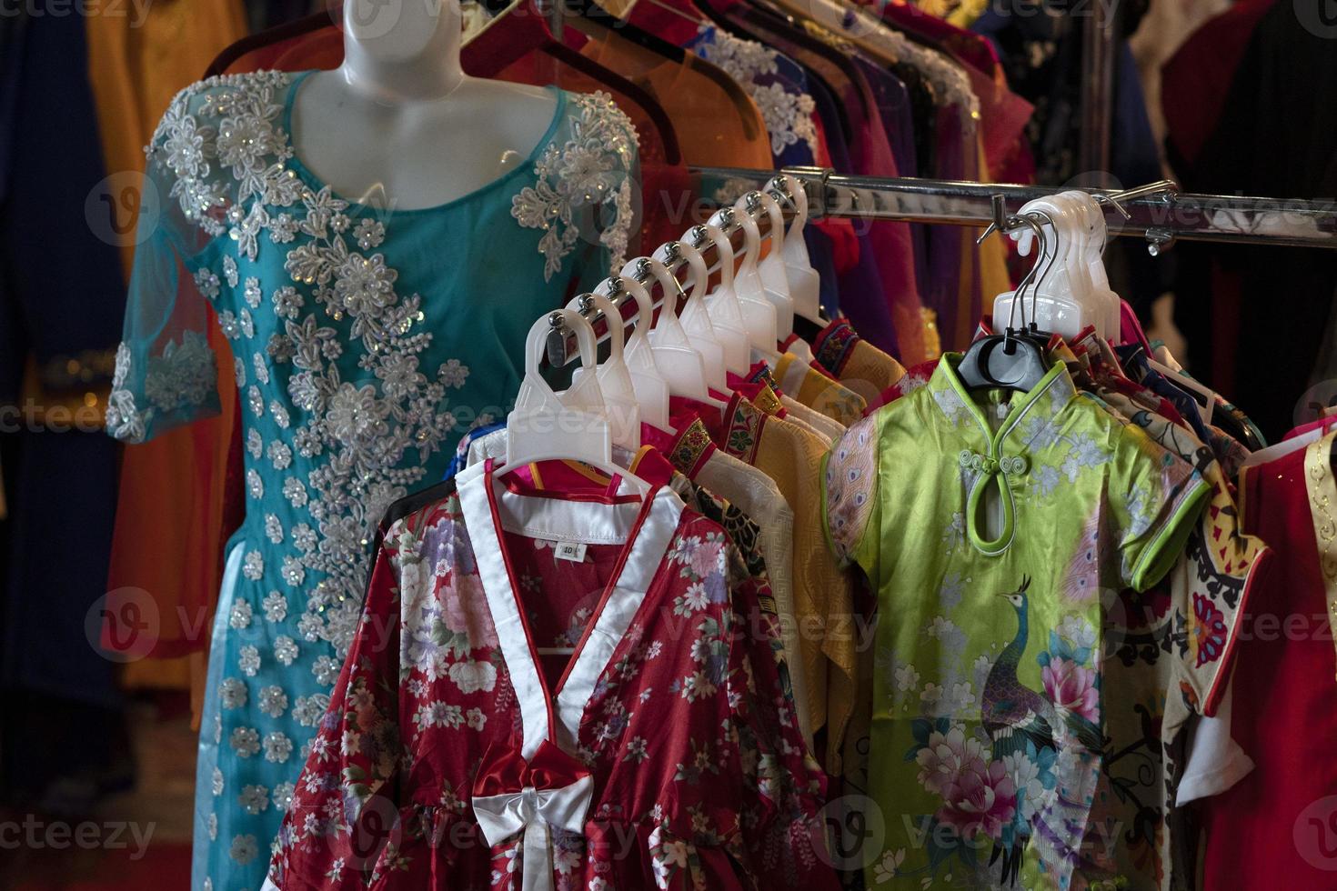 muchos vestidos de kimono japonés en el mercado foto