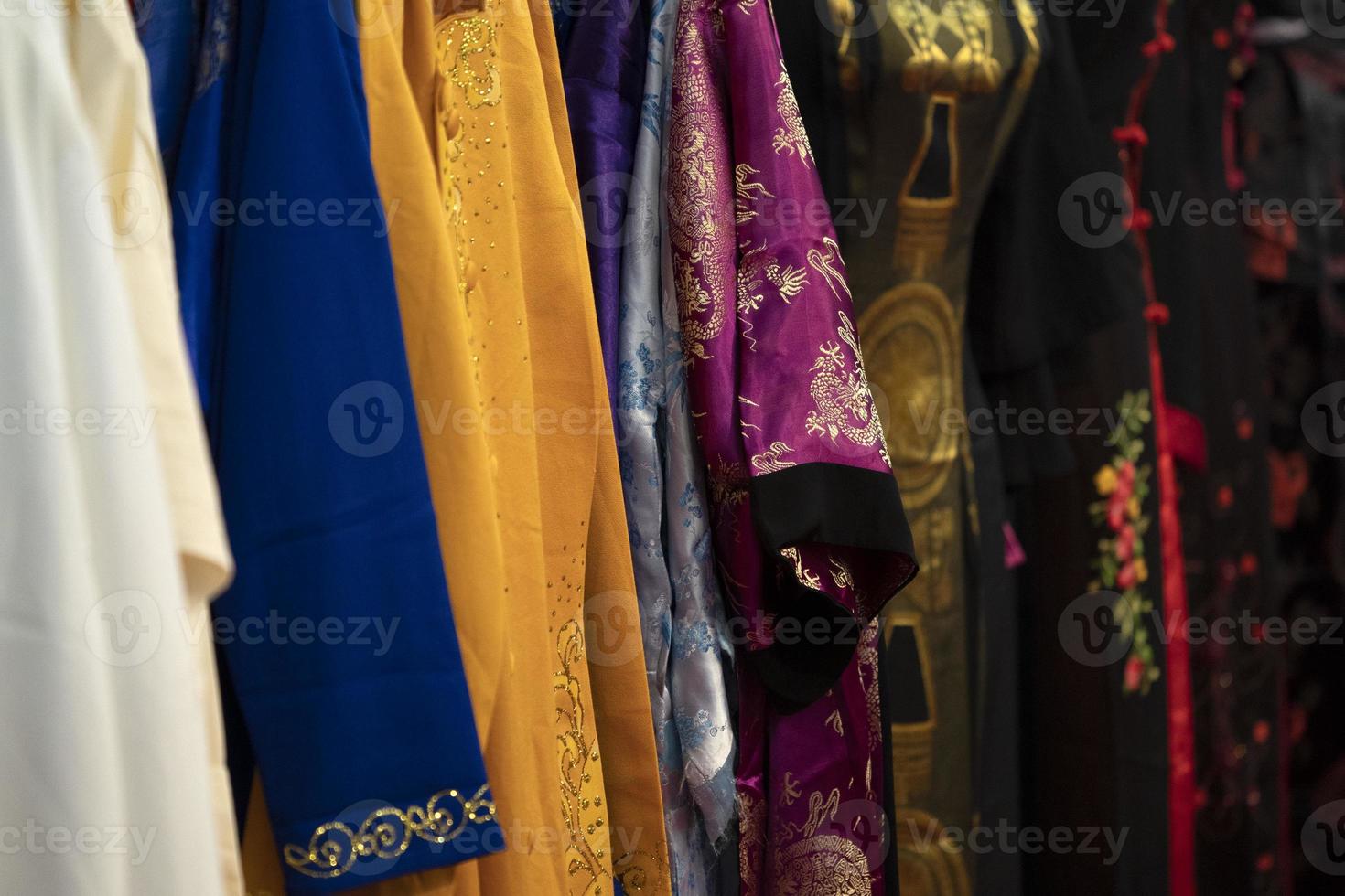 muchos vestidos de kimono japonés en el mercado foto