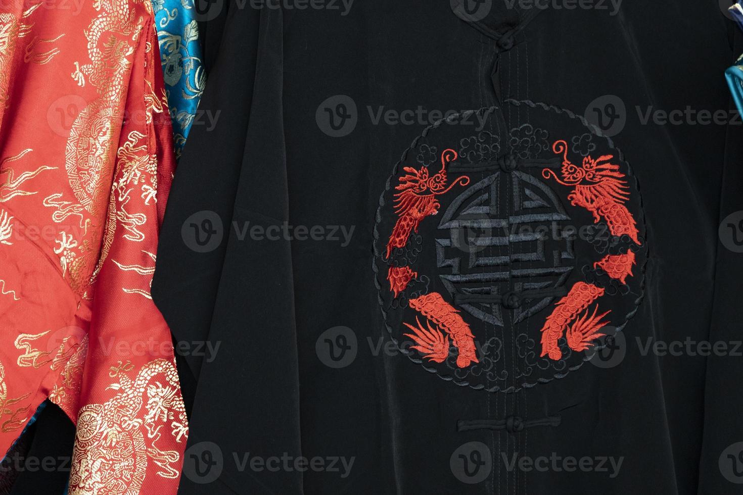 muchos vestidos de kimono japonés en el mercado foto