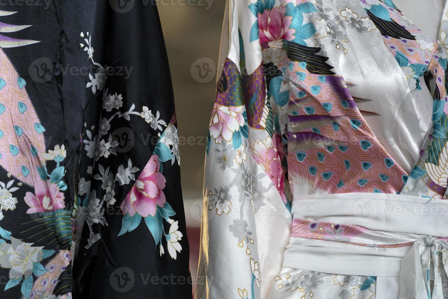 muchos vestidos de kimono japonés en el mercado foto