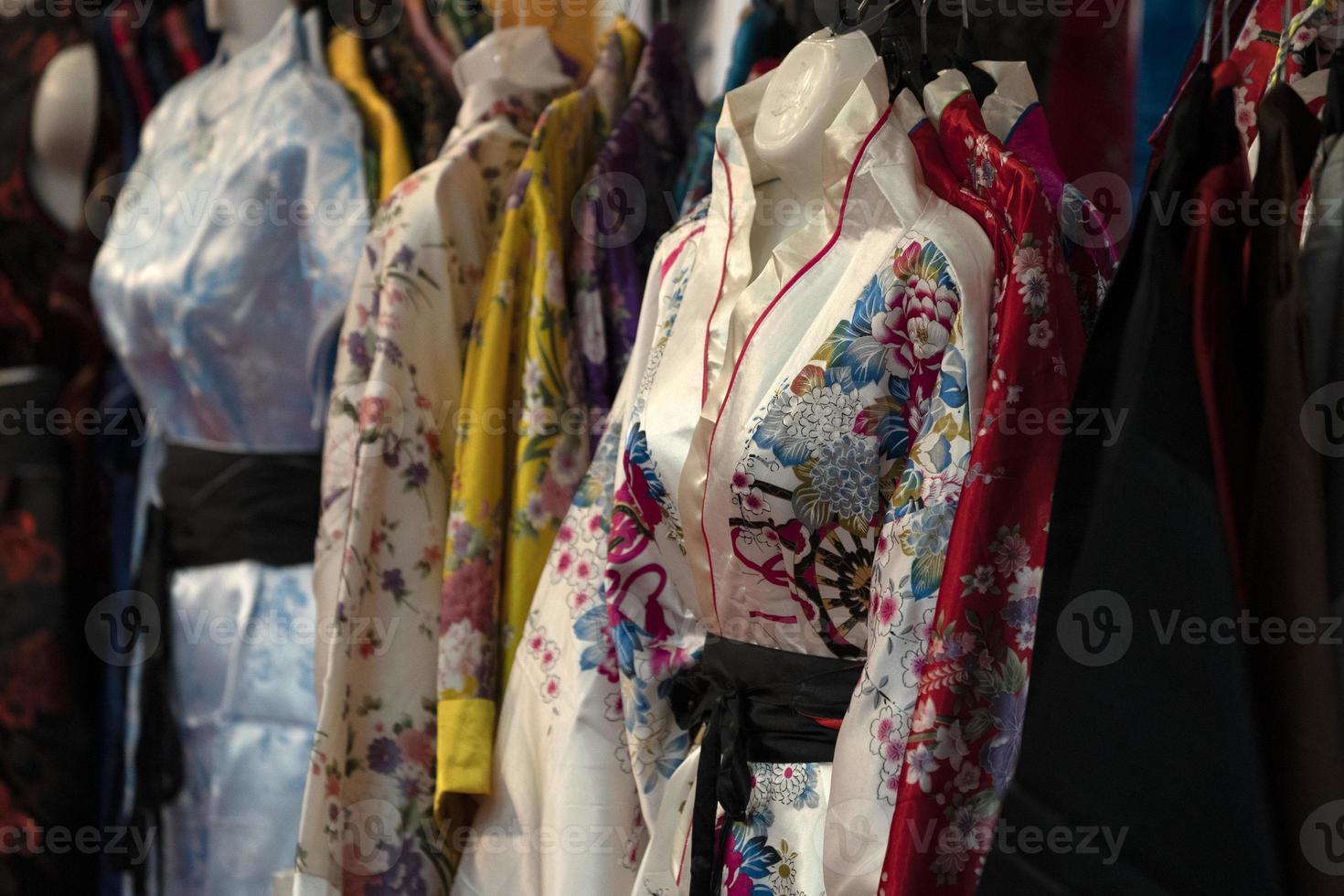 muchos vestidos de kimono japonés en el mercado foto