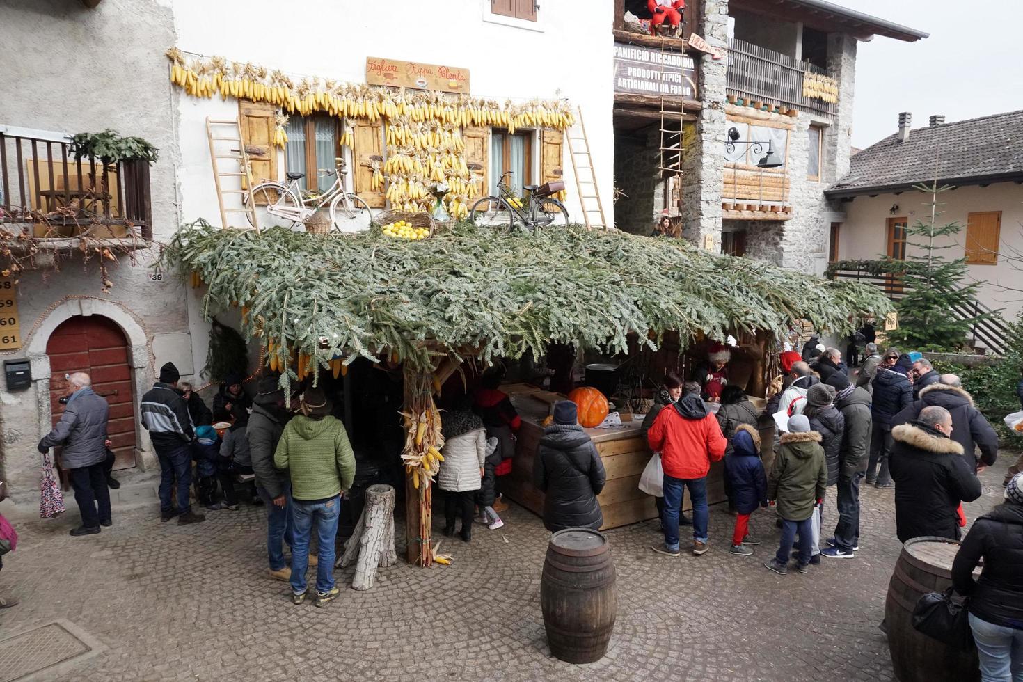 rango, italia - 8 de diciembre de 2017 - gente en el tradicional mercado navideño foto