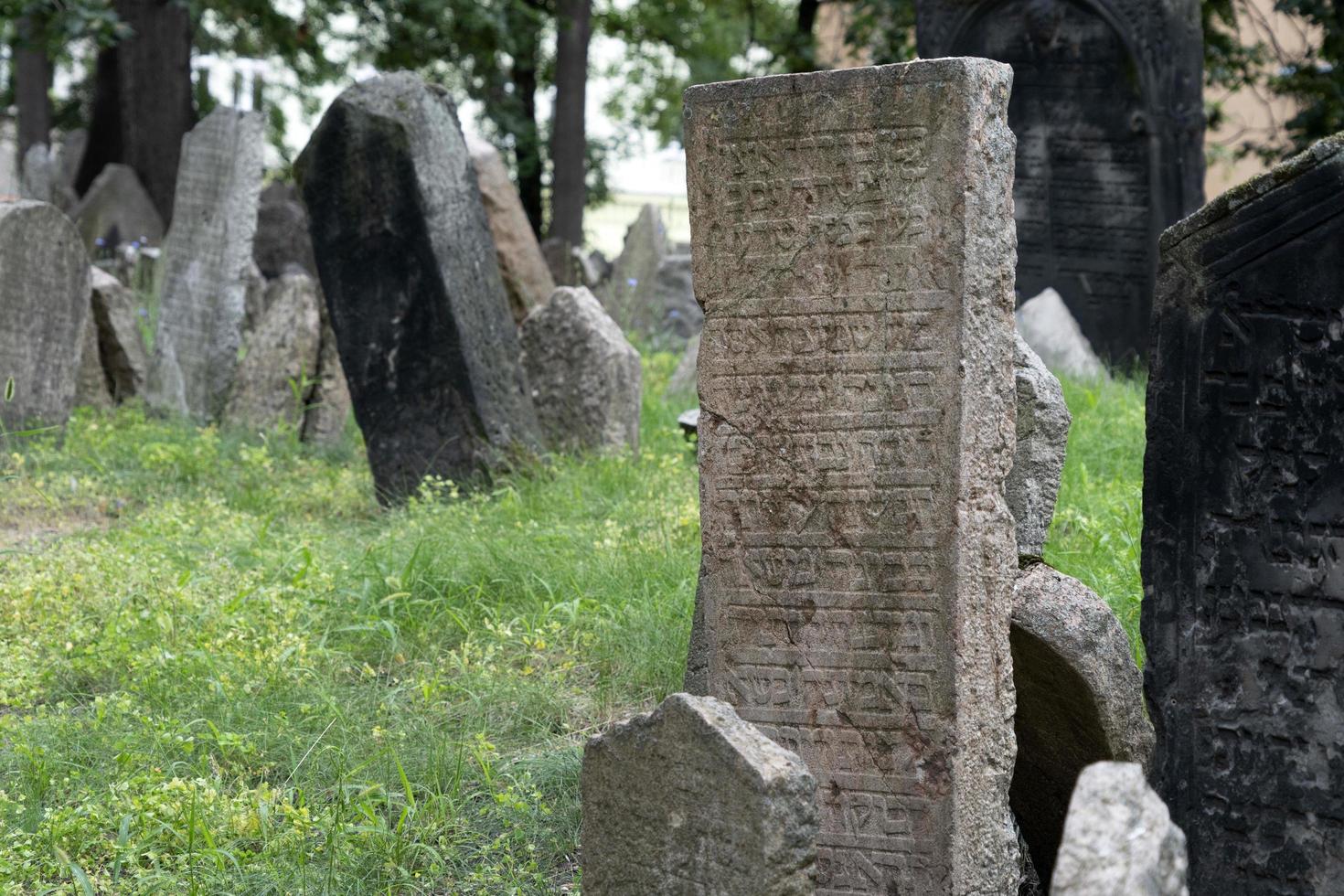 praga, república checa - 17 de julio de 2019 - antiguo cementerio judío en praga foto