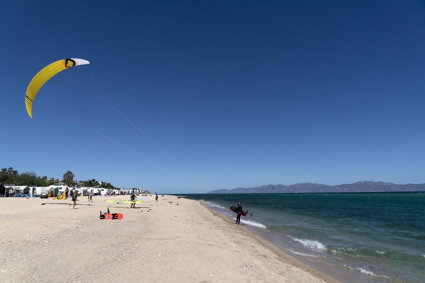 la ventana, méxico - 16 de febrero de 2020 - kitesurf en la playa ventosa foto