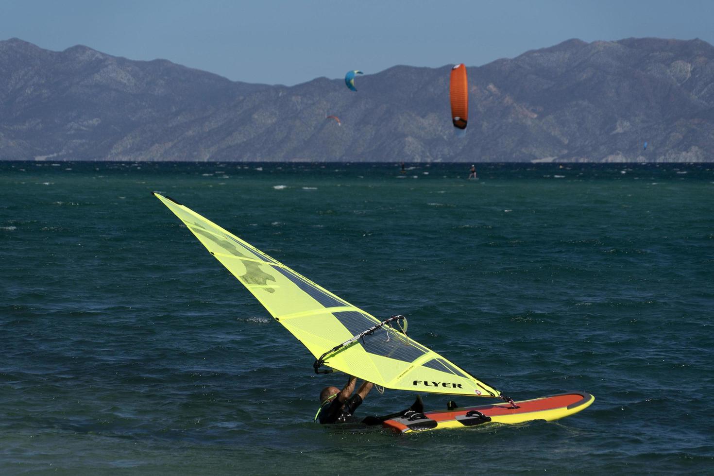 la ventana, méxico - 16 de febrero de 2020 - kitesurf en la playa ventosa foto