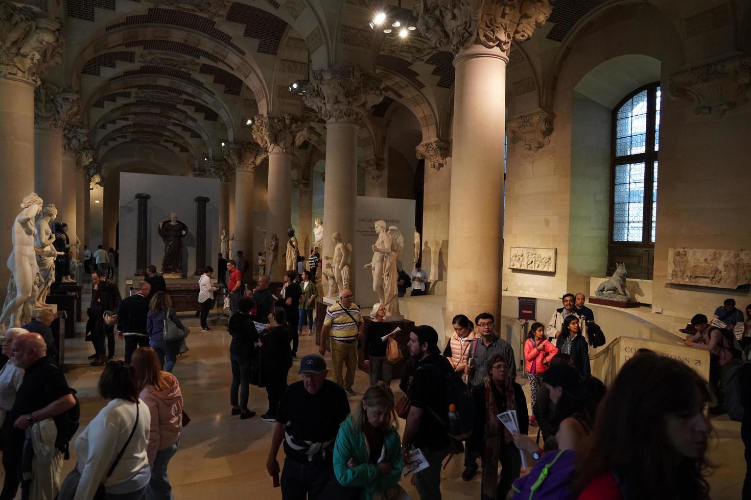 París, Francia - 7 de octubre de 2018 - Museo del Louvre lleno de turistas el primer domingo del mes foto