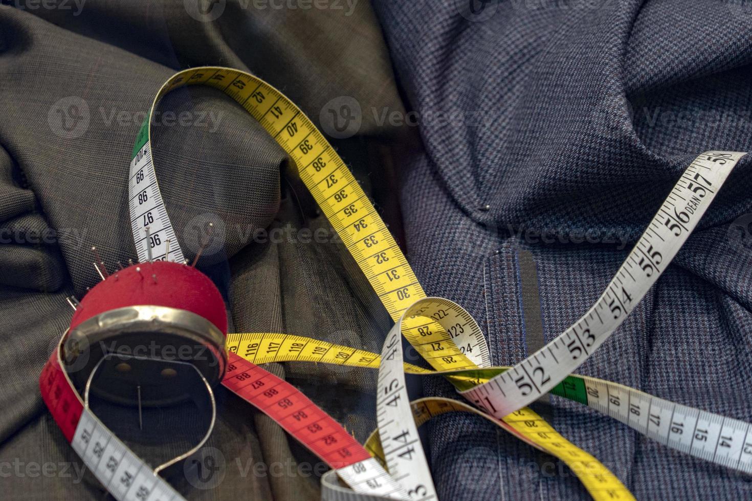 Sastre instrumentos cosas sobre fondo de tela de ropa foto