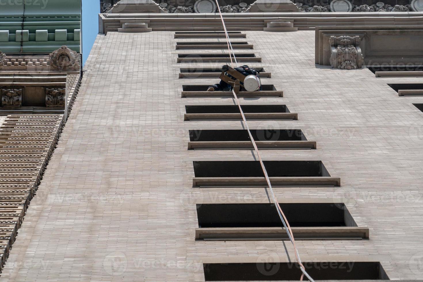 Window cleaners climbing skyscraper in New York 18809421 Stock Photo at Vecteezy