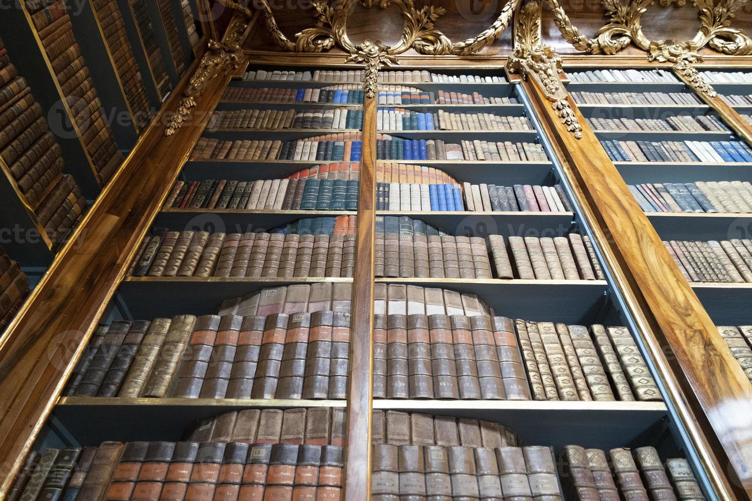 libros antiguos en la biblioteca foto