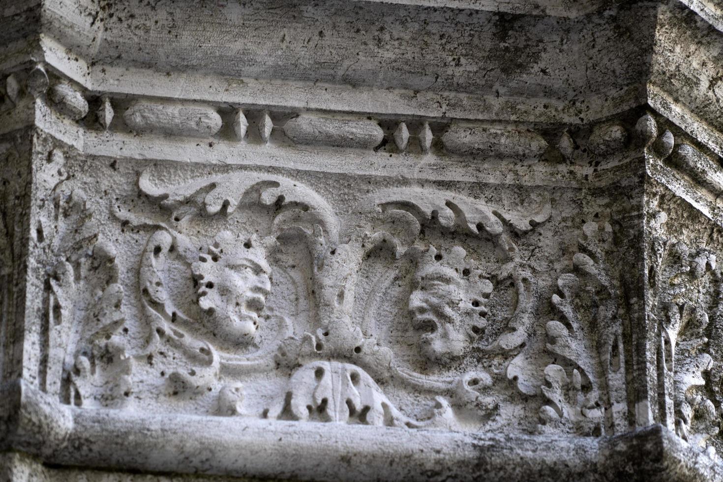 venecia, italia - 15 de septiembre de 2019 - palacio ducal ducal capital de columna detalle de escultura al borde del camino foto