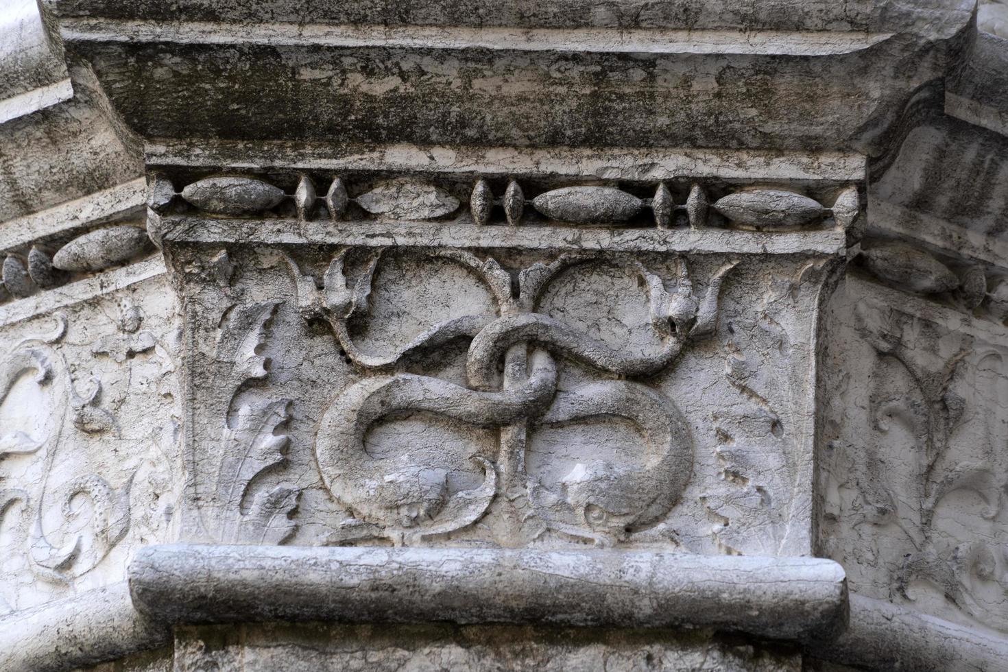 venecia, italia - 15 de septiembre de 2019 - palacio ducal ducal capital de columna detalle de escultura al borde del camino foto