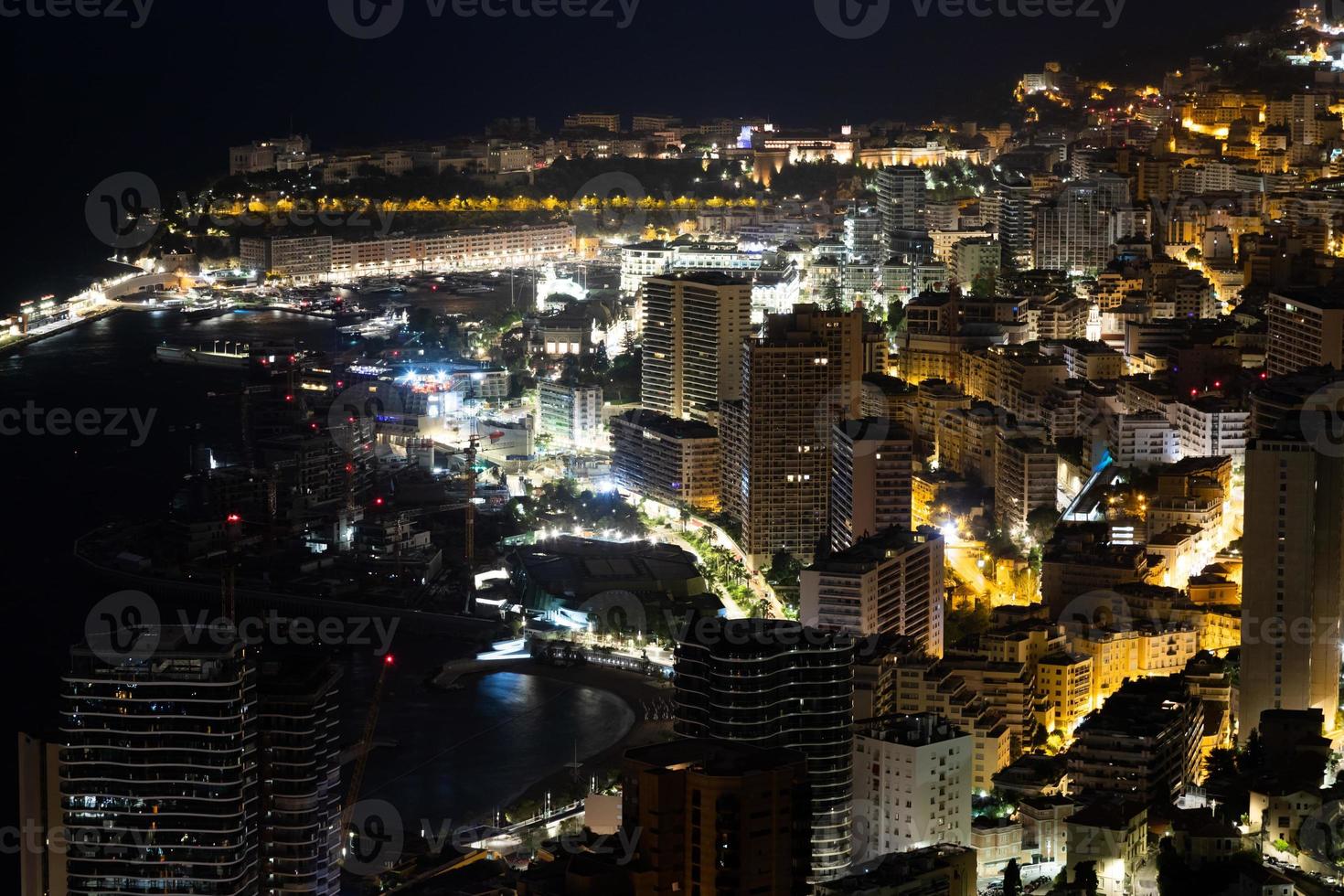 panorama de monte carlo iluminado por la noche. paisaje urbano con arquitectura de lujo. foto