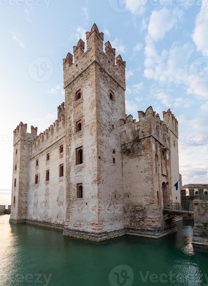 sirmione, italia - castillo en el lago de garda. pintoresco edificio medieval sobre el agua foto