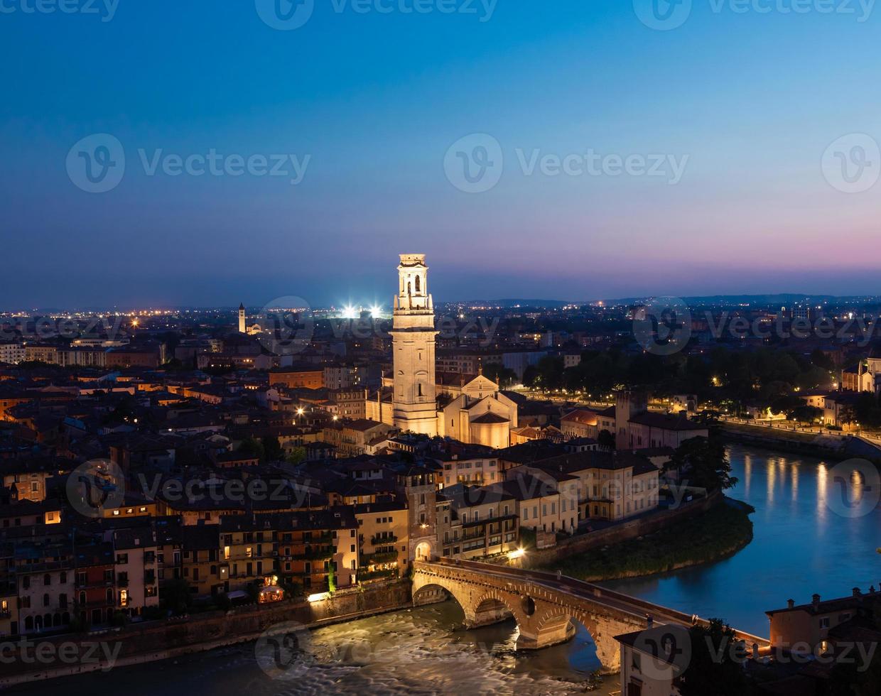 verona, italia - panorama por la noche. paisaje urbano iluminado con puente escénico. foto