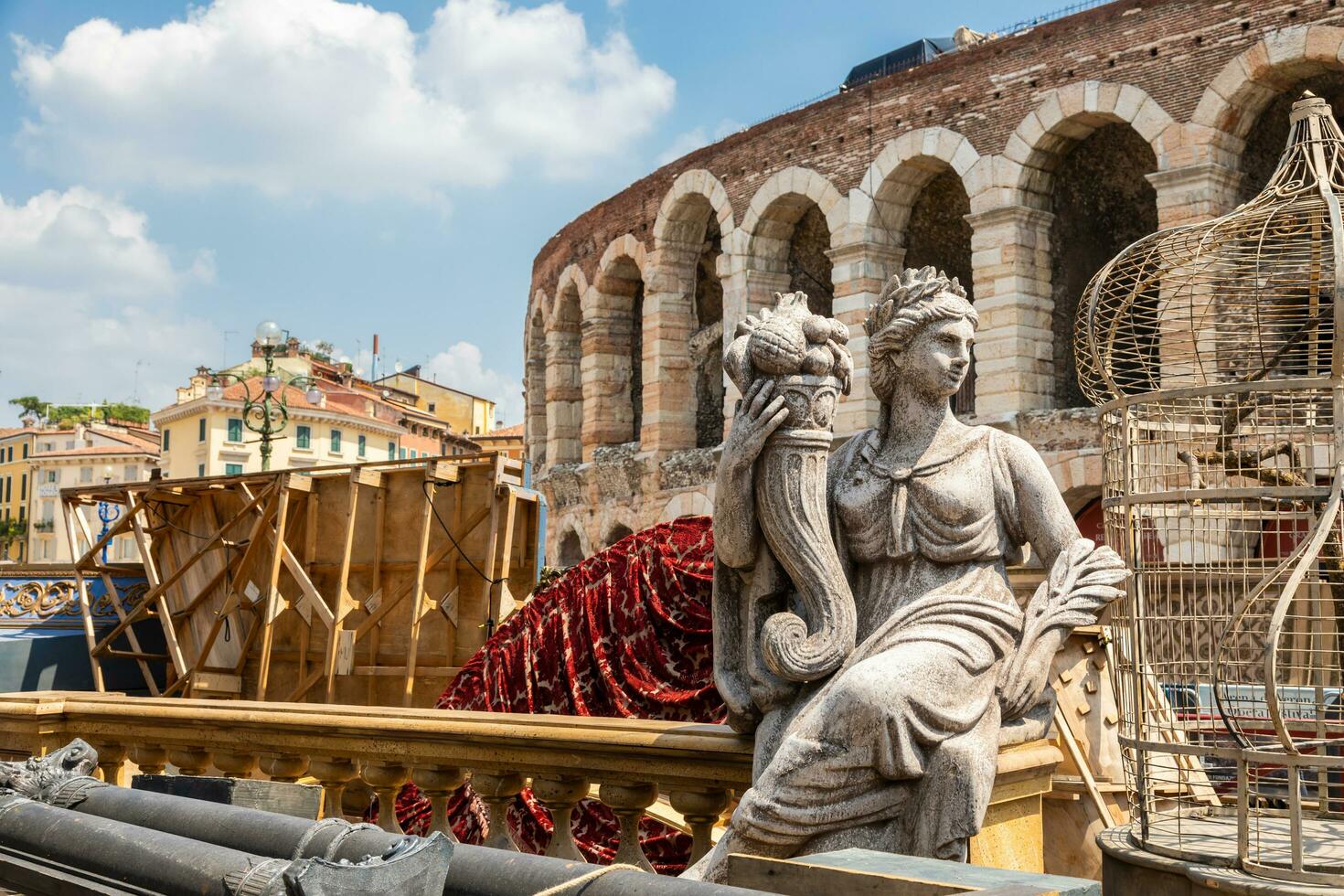 verona, italia - preparando el escenario para la representación teatral en la famosa arena di verona foto